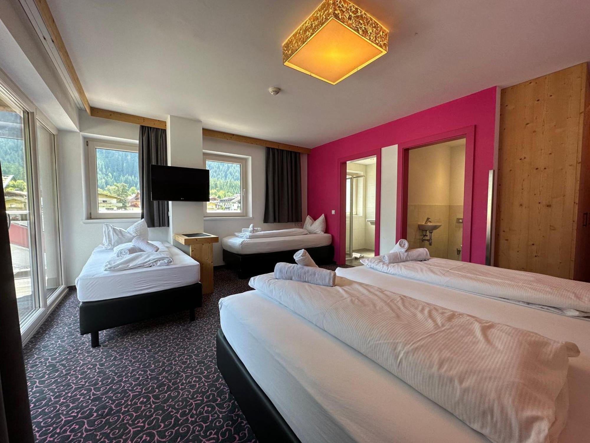 Partyhouse Harakiri Stay Different 60 Seconds To Mountains! Free Parking! Self Check-In Mayrhofen Exterior photo